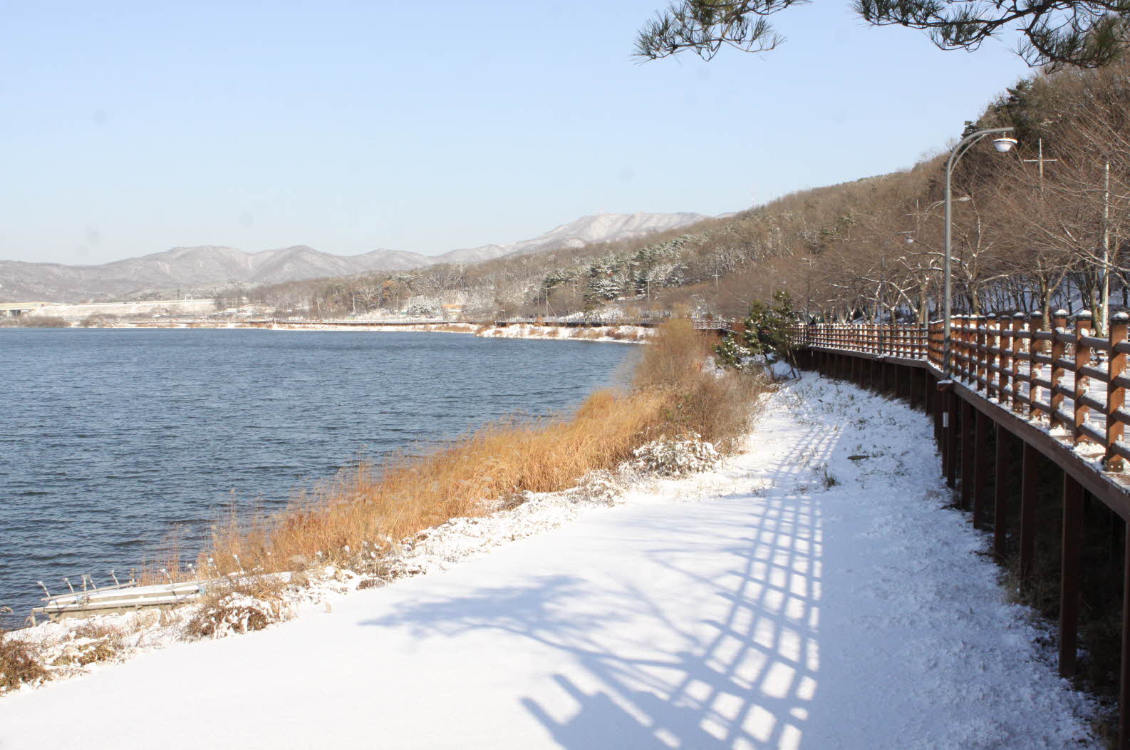 광교마루길&#44; 수려한 겨울호수와 어우러져 운치 만점